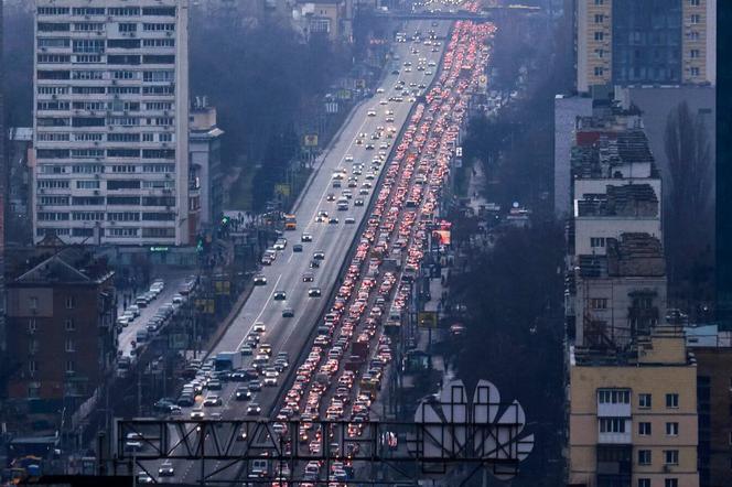 Kijów: Ogromny ruch na ulicach, mieszkańcy próbują się ewakuować [WIDEO]