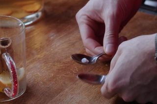 M jak miłość. Dariusz Hoffman (Mateusz Rusin) - tabletki dla Kingi