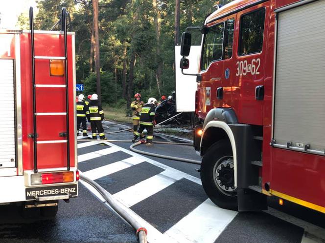 Koszmarny wypadek na trasie Toruń - Bydgoszcz. W Emilianowie płonął samochód, zmiażdżony przez ciężarówkę!