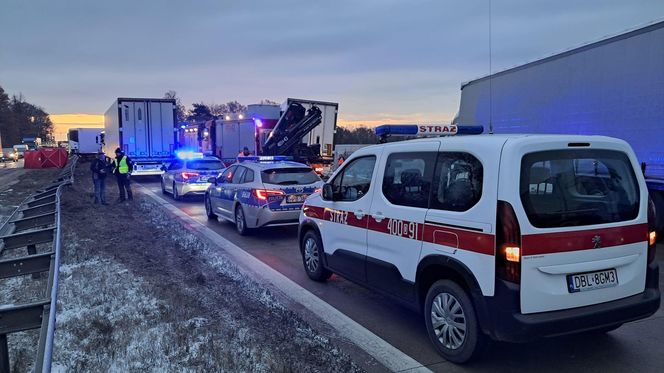 Karambol na autostradzie A4 pod Bolesławcem. Zderzyło się siedem aut, nie żyje kierowca busa 