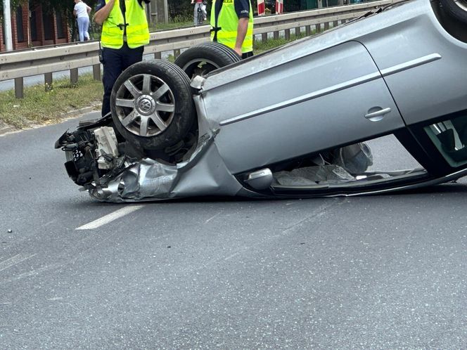 Dachowanie w Markach. Dwie osoby ranne, w tym dziecko