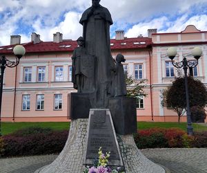 Pomnik kard. Wyszyńskiego przed głogowskim liceum