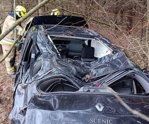 Groźny wypadek w Starych Włókach. Auto wpadło do rowu. Jedna osoba ranna [ZDJĘCIA]