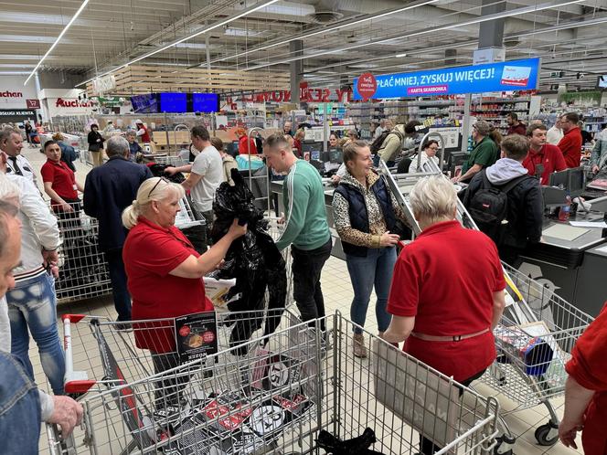 Tajemnicze wózki w Auchan! Klienci kupują „kota w worku”. Co jest w środku?