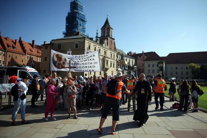 Pielgrzyma na Jasną Górę ruszyła z Krakowa. Tłumy uczestników zmierzają do Częstochowy