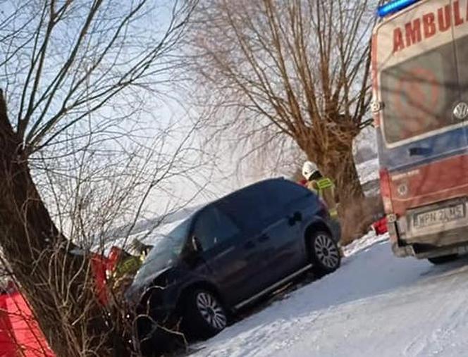 Nowe Gumino. Dodge ROZBIŁ SIĘ o drzewo! Kierowca reanimowany! Małe dziecko i kobieta ranni [ZDJĘCIA]