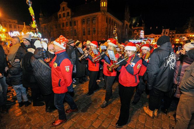 Toruński Jarmark Bożonarodzeniowy 2024. Zdjęcia z pierwszego dnia. Tak wyglądała parada ze św. Mikołajem