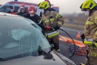 Dobrąg. Wypadek na DK 16. Kierująca BYŁA ZAKLESZCZONA w aucie [ZDJĘCIA]