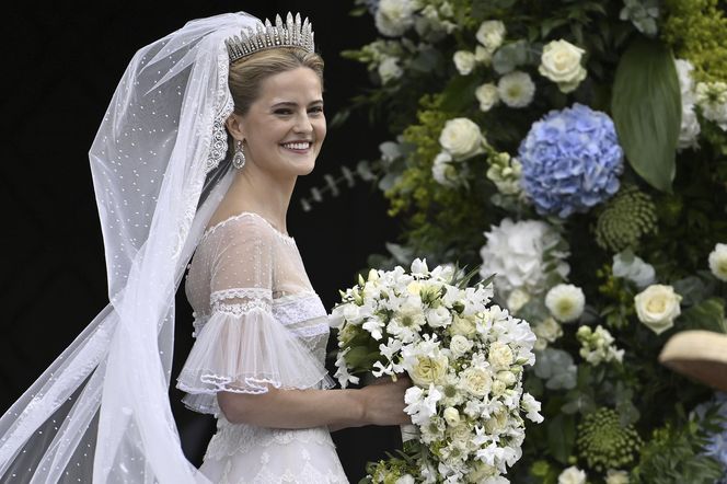 Królewska ceremonia pełna przepychu. Ślubna stylizacja Marii Karoliny podbija światowe media