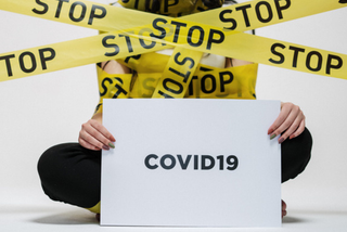 Lewe paszporty i testy na COVID-19. Lawina aktów oskarżenia