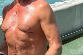 62-letni Cezary Pazura pręży nagą klatę na wczasach w Tajlandii