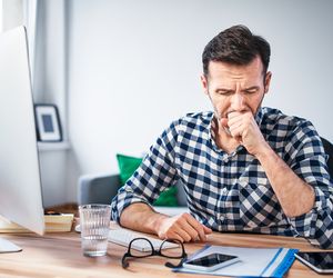 Flegma w gardle to nie zawsze wina niegroźnej infekcji. Poznaj domowe sposoby, jak się jej pozbyć