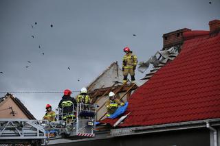 Uszkodzone dachy i zniszczone samochody. 250 zgłoszeń w Warszwie wzwiązku z silnym wiatrem!