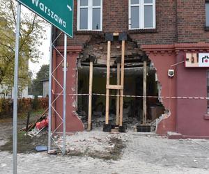 Laweta wjechała w budynek kamienicy przy Szosie Chełmińskiej w Toruniu