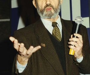 Pisarz Marek Nowakowski ogłasza wyniki plebiscytu mieszkańców