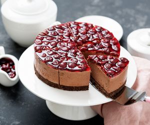 Sernik czekoladowy z wiśniami. Dawka przyjemności bez pieczenia