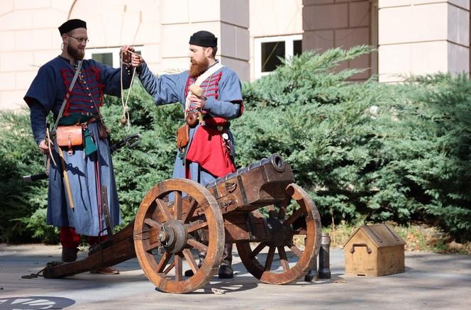 Salwy armatnie w centrum Lublina. Tak wyglądała inscenizacja historyczna na pl. Litewskim