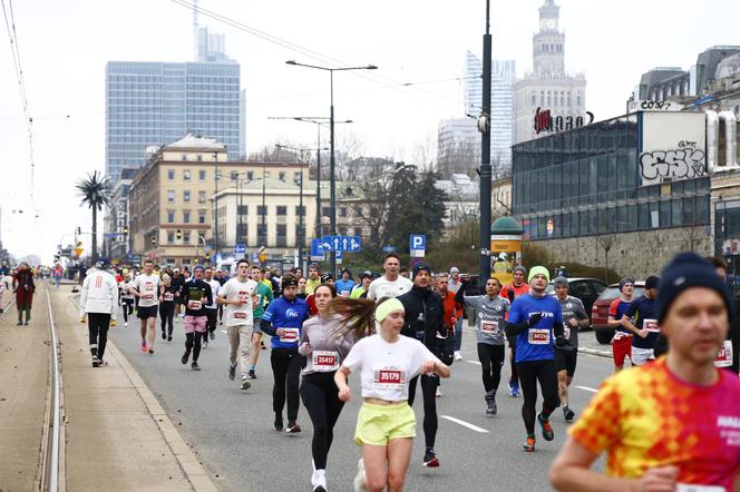 Bieg na Piątkę 2024, Warszawa - zdjęcia. Biegłeś? Szukaj się w galerii!