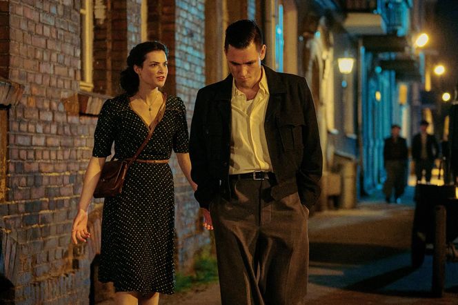 Zatoka szpiegów odc. 7. Franz Neumann (Bartosz Gelner), Anna Malicka (Maria Świłpa)