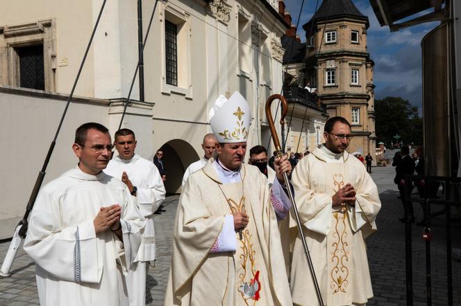 Arcybiskup Tadeusz Wojda zastąpił Głódzia. Kim jest i ile zarobi za posługę w kościele?