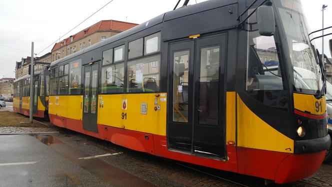 Kolizja osobówki z tramwajem w Grudziądzu. Są opóźnienia na linii