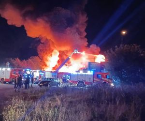 Pożar hali w Czeladzi. Zamknij okna i nie zbliżaj się do miejsca zdarzenia