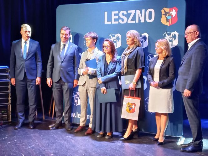 Wręczono Leszczyńskie Laury Oświaty. Zdolnym uczniom ze szkół w Lesznie