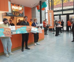 Tłumy na otwarciu Popeyes w Olsztynie. Rekordzista czekał w kolejce ponad 20 godzin