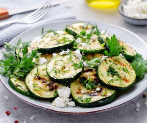 Grilluję cukinię i dodaję ten grecki ser. Ta wyśmienita sałatka zachwyca smakiem 