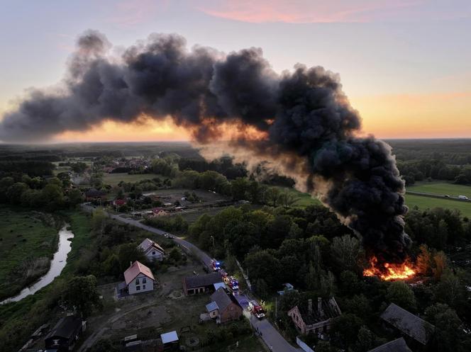 Kłęby czarnego dymu nad okolicą