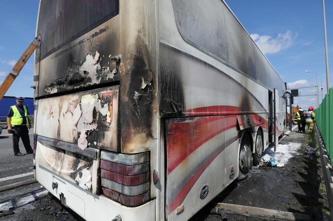 Autobus z dziećmi w środku zaczął się palić! Koszmar pod Warszawą