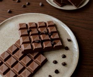 Dlaczego warto jeść gorzką czekoladę? O tych korzyściach na pewno nie wiedziałeś