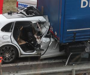 Tragiczny wypadek na S8. Nie żyje Tomasz Jakacki, prezes PSL z powiatu łomżyńskiego. Porsche zostało sprasowane 