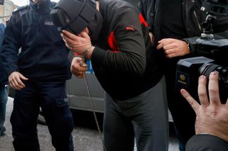 Doprowadzenie podejrzanego w sprawie zabójstwa proboszcza