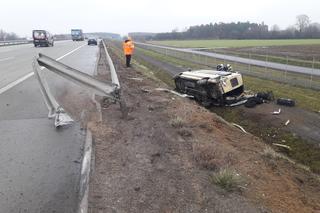 Żołnierz reanimowany po wypadku na A1 pod Piotrkowem. W jego busie pękła opona