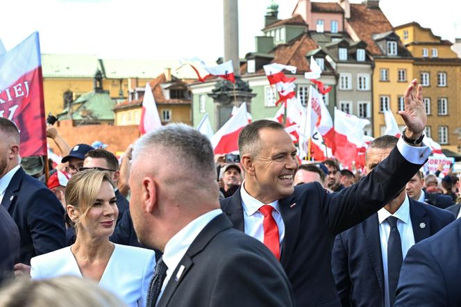 Uroczyste wejście Pary Prezydenckiej do Pałacu Prezydenckiego. Przemarsz ulicami Warszawy