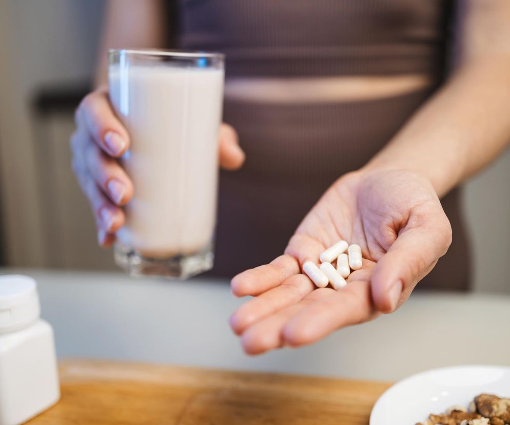 Zdarza ci się popijać tabletki mlekiem? Nigdy nie rób tego z tymi 7 lekami