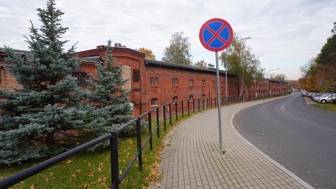 Koszary Dragonów zostaną zagospodarowane. Miasto wystawiło na sprzedaż jedną z nieruchomości [ZDJĘCIA]