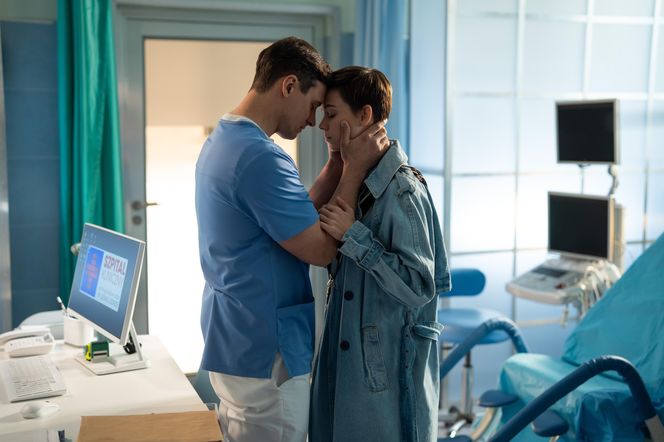 Na dobre i na złe odc. 960 po wakacjach. Blanka (Pola Gonciarz), Krzysztof Radwan (Mateusz Damięcki)