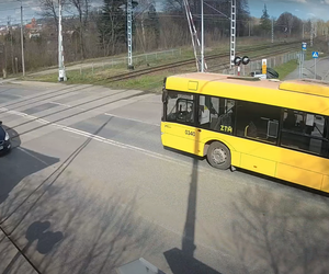 Wjechał autobusem na tory, choć zamykały się rogatki. 