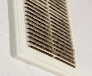 Nie myjesz jej? Konsekwencje mogą być opłakane. Tym trikiem raz dwa pozbędziesz się brudu