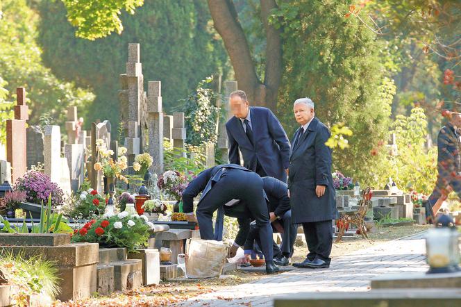 Prezes się modli ochrona sprząta