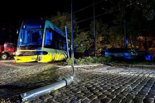Uderzył w tramwaj i uciekł. Wypadek w Toruniu