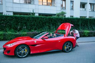 Patryk Vega w Ferrari Portofino wartym milion złotych