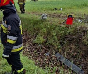 Wypadek pod Radomskiem. Bus wbił się w drzewo! Sześć osób w szpitalu, droga zablokowana