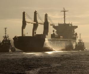 Ogromny kontenerowiec staranował polski kuter niedaleko Świnoujścia! Pchał go przez 100 metrów?! Trwa akcja ratownicza