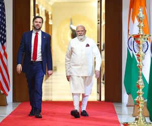 Rozmowy pokojowe w Delhi. Wiceprezydent USA Vance: Rosja i Ukraina będą musiały dokonać wymiany terytoriów.