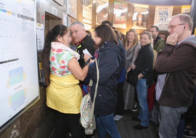 Biją się o darmowe bilety do teatru