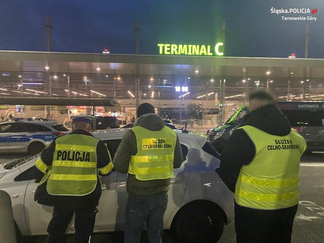 Mundurowi skontrolowali taksówkarzy na lotnisku w Pyrzowicach. Ujawniono wykroczenia 