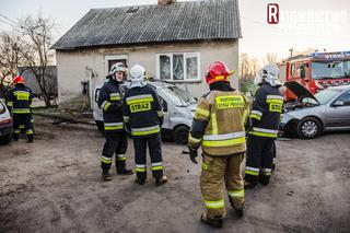 Wypadek w Nowej Wsi Ełckiej. Auto staranowało prywatną posesję